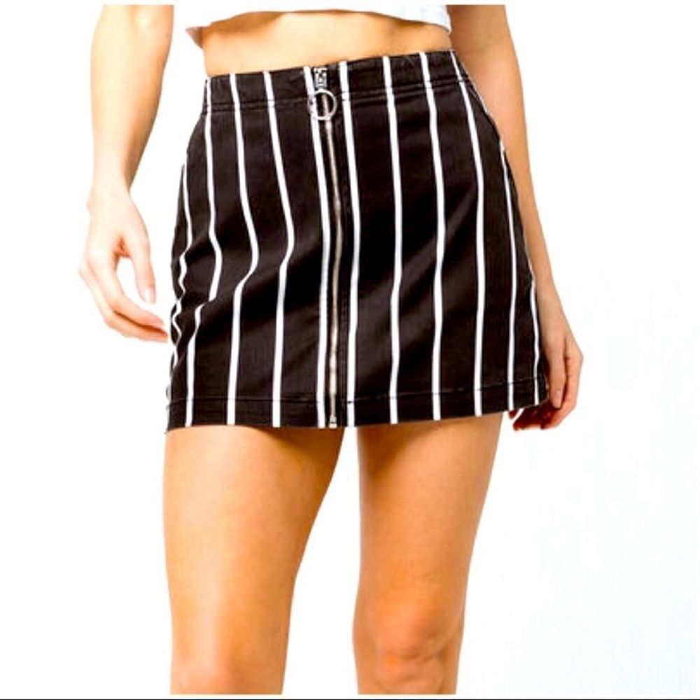 VOLCOM: The Frochickie Skirt Size Medium